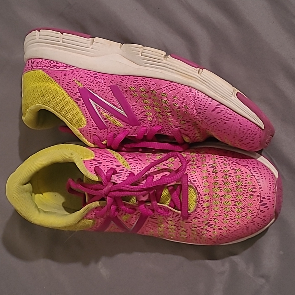 Women's New Balance Tennis Shoes (Size 5.5)